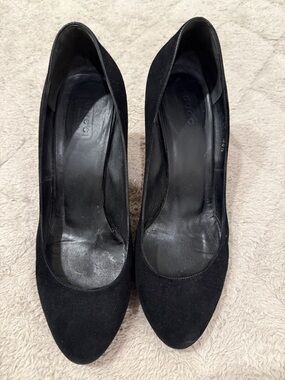 Gucci Women’s Black Suede Round -Toe Pumps